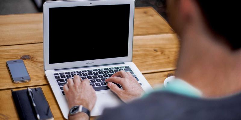 Analityk prezentujący wyniki badań rynkowych na ekranie w biurze firmy doradczej